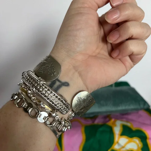 Kirk Stieff Winter Holly Pewter Bangle - Picture 4 of 4